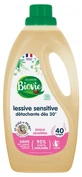 Biovie Detergent pentru rufe Sensitive cu efect de îndepărtare a petelor, de la 30 °C, pentru pielea sensibilă, 2 L